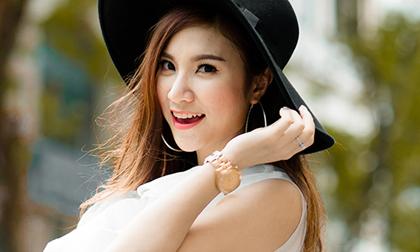 Hạnh Sino đẹp như thiên thần trong nắng Sài Gòn