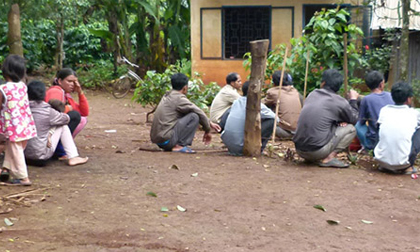 Cha đóng cửa phòng nhốt con rồi tự tử bằng thuốc nổ