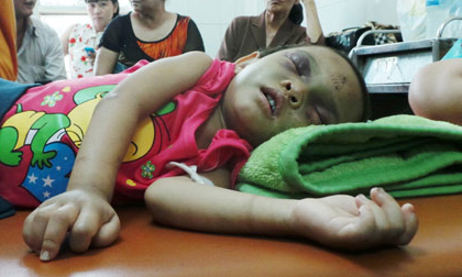 Bé gái 4 tuổi bị đánh dã man: Hàng xóm từng quỳ gối xin tha