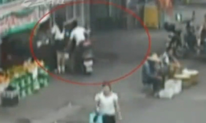 Nữ sinh mặc váy bị chụp lén giữa chốn đông người