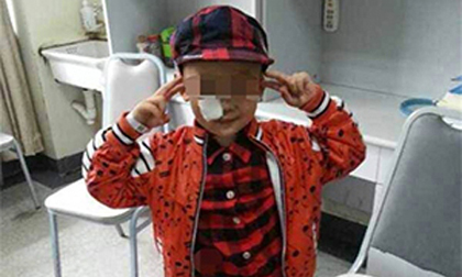 Em bé 5 tuổi có nghị lực kiên cường dù sinh ra đã không có tứ chi