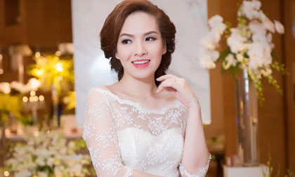 'Gái hai con' Đan Lê đẹp rạng ngời với váy cưới