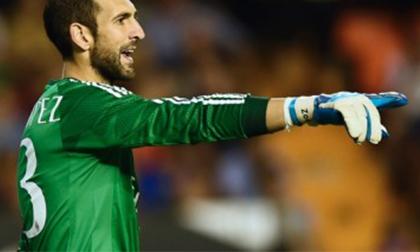 Hậu vệ Milan biến cựu thủ thành Real Madrid  thành gã hề trên sân cỏ