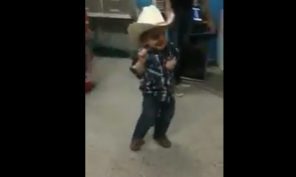 Cậu bé Mexico nhảy cao bồi rất đáng yêu