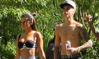 Selena Gomez diện áo tắm đi xem boxing cùng Justin Bieber