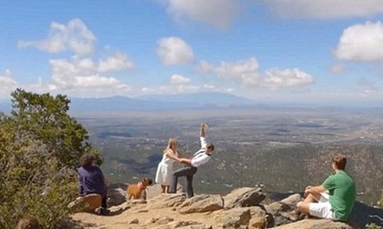 Thót tim chú rể suýt rơi xuống vực khi đang thề nguyện cùng cô dâu