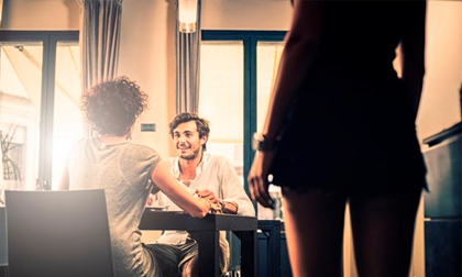 Đau khổ khi đọc tin nhắn của bạn trai tán tỉnh chị dâu