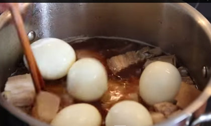 Cách kho thịt với trứng ngon