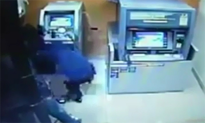 Ba siêu  trộm ATM nhanh như chảo chớp