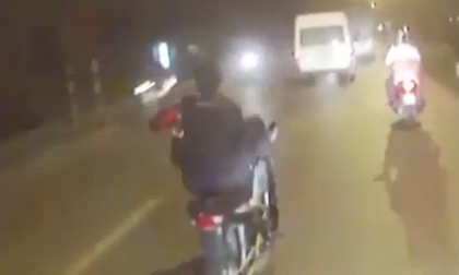 Thanh niên vác đao, lái xe bằng chân 'dạo' phố