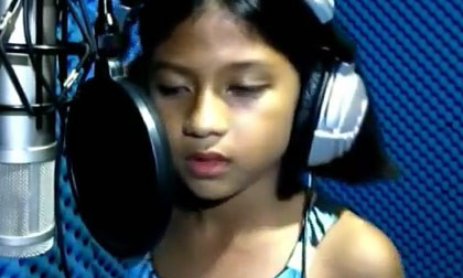 Bé gái 10 tuổi có giọng hát giống Celine Dion