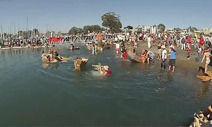 California tưng bừng với lễ hội đua thuyền giấy cực kỳ hài hước