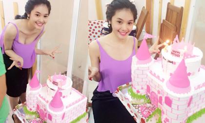 Linh Chi rạng rỡ bên bánh sinh nhật hình lâu đài