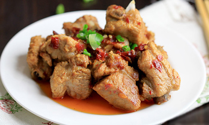 Cay nóng món sườn chiên tỏi ớt