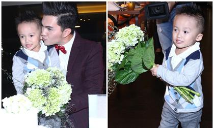 'Con trai' ôm hoa tới mừng sinh nhật Nam Cường