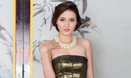 Hoa khôi Phương Thảo hờ hững vai trần đi chấm thi