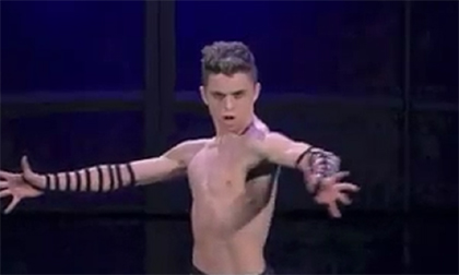 Nam thanh niên biểu diễn bài múa uốn dẻo siêu đỉnh