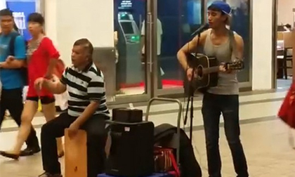 Đoạn clip truyền cảm của hai cha con hát rong 