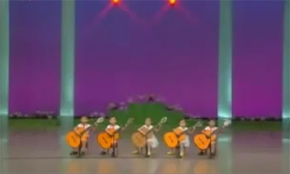  Bản hòa tấu guitar đáng yêu của các em bé