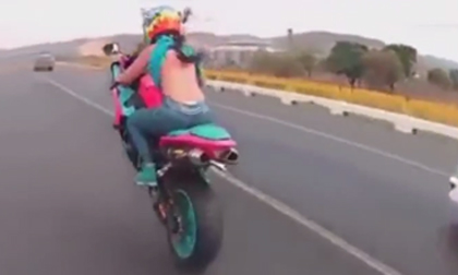 Nữ quái xế 'siêu vòng 3' bốc đầu mô tô