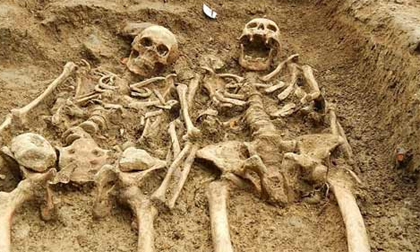 Kỳ lạ phát hiện hài cốt cặp đôi nắm tay nhau suốt 700 năm