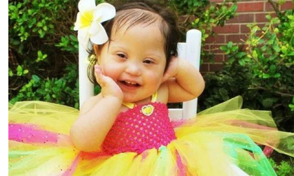 Cô bé bị down hát nhép thật hồn nhiên