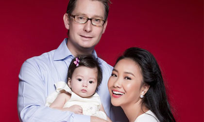 Con gái Đoan Trang xinh đẹp như búp bê