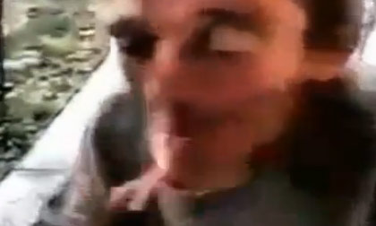 Rùng mình trước người đàn ông nuốt chửng ếch sống