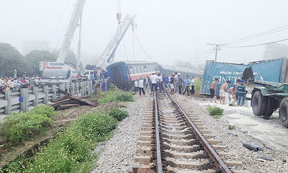 Chùm ảnh: Hai toa tàu văng khỏi đường ray sau khi va chạm xe container