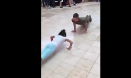 Cô gái và chàng lính trẻ thi chống đẩy