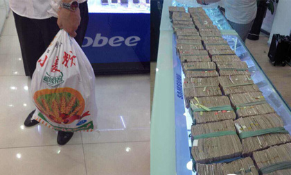 Choáng 'đại gia tiền lẻ' vác 3 bao tiền đi mua iPhone