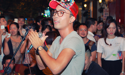 Lê Vũ Bình - 'Sao Mai điểm hẹn' hát giữa đường phố Hà Nội