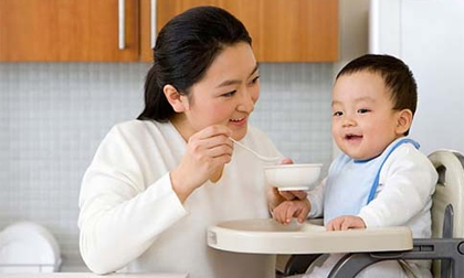 Top 10 nguyên tắc cho bé ăn dặm mẹ cần biết