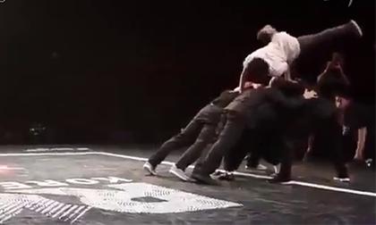 Màn 'cắt kéo' khó tin của dancer Ấn Độ 