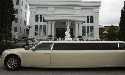 Giới trẻ thành Vinh xôn xao với xe siêu sang dài gần 9 mét