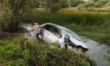 Xe hơi lao xuống ruộng, gia đình bác sĩ và tài xế tử nạn