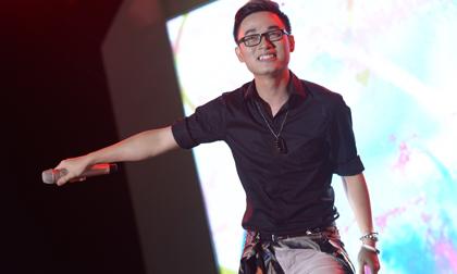 Hàng chục ngàn khán giả 'phát cuồng', hòa giọng theo Trúc Nhân