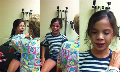 Gương mặt đầy biểu cảm của bé gái khi đi tiêm