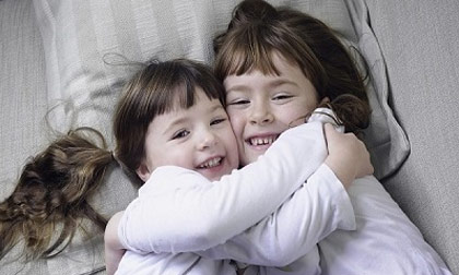 Bí kíp dạy trẻ biết yêu thương em