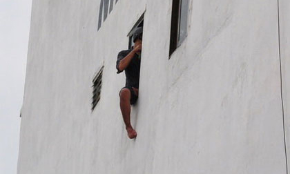 Căng thẳng 5 giờ cứu thanh niên đòi nhảy lầu tự tử