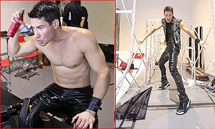 Adam Williams khoe body vạm vỡ tại hậu trường chụp ảnh Next Top