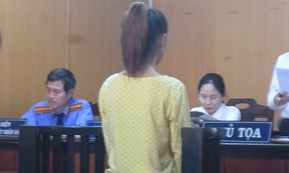 Bé gái 15 tuổi đang mang thai vẫn đi cướp tài sản