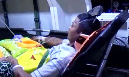 Dùng cào sắt bổ cắm vào đầu bạn nhậu