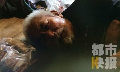 Cha 73 tuổi bị con nhốt trong phòng, ngày cho ăn 1 bữa