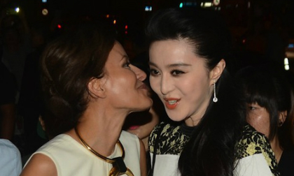 Phạm Băng Băng lộ góc mặt xấu xí như phù thuỷ khi hôn đồng giới