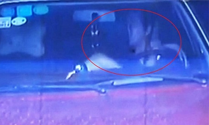 Điếng người phát hiện thầy giáo 'yêu' nữ sinh ngay trên xe