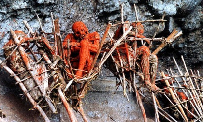 Kinh hãi những xác chết hun khói ở nghĩa địa lộ thiên