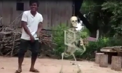 Bộ xương quẩy sung hơn 'thánh quẩy'