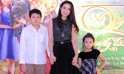 Thúy Hằng cực trẻ trung đưa hai con đi xem phim