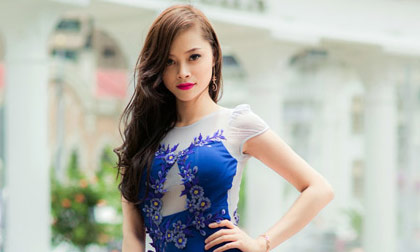 Người mẫu Hà Vy khoe chân dài miên man trên đất Malaysia